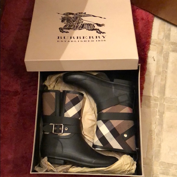 burberry mid buckle rain boot